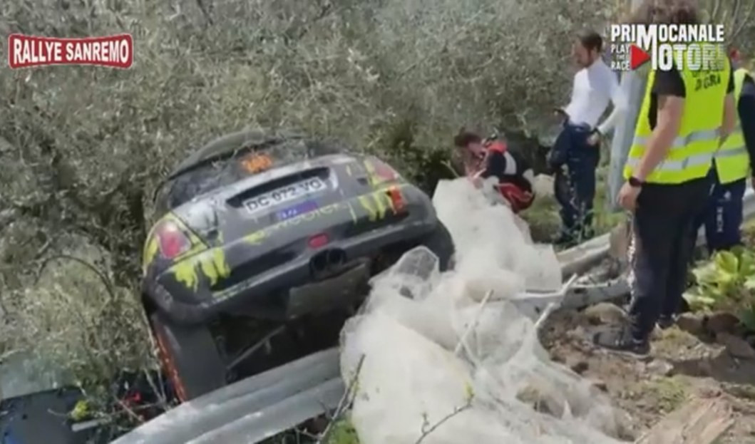 Fuori strada durante il Rallye di Sanremo: auto sfonda il guard rail 